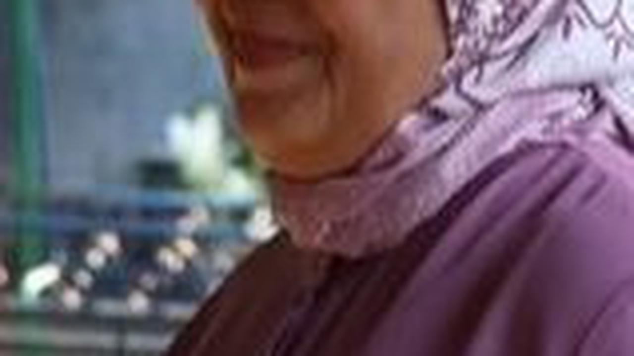 Tak hanya bernostalgia, Sara juga memperkenalkan sang tante.