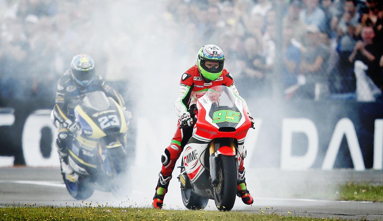 Anthony West. Pembalap Australia berusia 40 tahun yang terakhir tampil di Superbike pada 2021 ini merupakan salah satu master di atas trek basah. Ia membuktikannya dua kali di Sirkuit Assen pada 2003 dan 2014. Hebatnya, pada 2014 ia juara Moto2 saat start dari posisi 23. (AFP/Jerry Lampen)