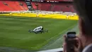 Sebuah taksi pesawat tak berawak saat uji coba di Amsterdam Arena, Belanda (16/4). Taksi pesawat tak berawak ini dapat membawa dua orang hingga 210 Kilogram dan memiliki bagasi kecil. (AFP Photo/ANP/Evert Elzinga)