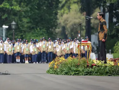 Presiden Joko Widodo mempimpin pembukaan kegiatan Kawah Kepemimpinan Pelajar (KKP) di Istana Merdeka, Jakarta (18/11). Melalui program ini pemerintah berusaha menanamkan pandangan dasar dan mentalitas kepemimpinan pelajar. (Liputan6.com/Faizal Fanani)