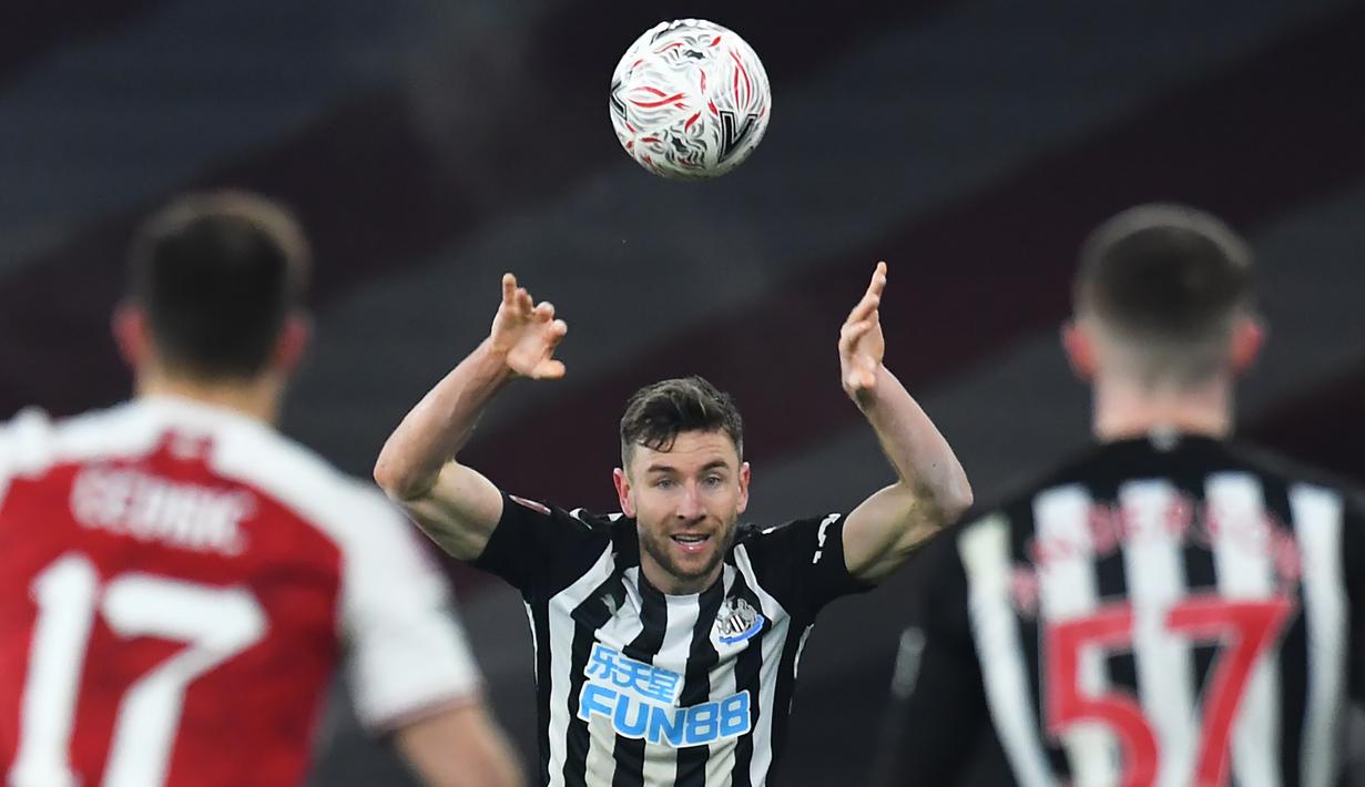 Bek Newcastle United, Paul Dummett mengambil lemparan ke dalam pada laga babak ke-3 Piala FA 2020/21 melawan Arsenal di Emirates Stadium, Sabtu (9/1/2021). Newcastle United kalah 0-2 dari Arsenal melalui extra time. (AFP/Glyn Kirk/Pool)