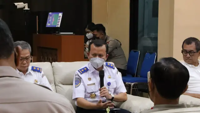 Direktur Jenderal Perhubungan Darat Kementerian Perhubungan Hendro Sugiatno membahas manajemen rekayasa lalu lintas dan kendaraan listrik yang akan dipakai melayani delegasi KTT G20. (Dok Kemenhub)