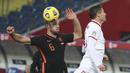 Bek Belanda, Stefan de Vrij berebut bola dengan penyerang Polandia, Robert Lewandowski pada pertandingan UEFA Nations League di Silesian Stadium, Polandia, Rabu (18/11/2020). Tim asuhan Frank de Boer berada di posisi kedua Grup A1 dibawah Italia. (AP Photo/Czarek Sokolowski)