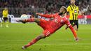 <p>Pemain Bayern Munchen, Eric Maxim Choupo-Moting berusaha mencetak gol ke gawang Borussia Dortmund pada laga pekan ke-26 Liga Jerman 2022/2023 di Allianz Arena, Munchen, Jerman, Minggu (02/04/2023) WIB. Die Roten menang dengan skor 4-2.&nbsp;(AP Photo/Matthias Schrader)</p>