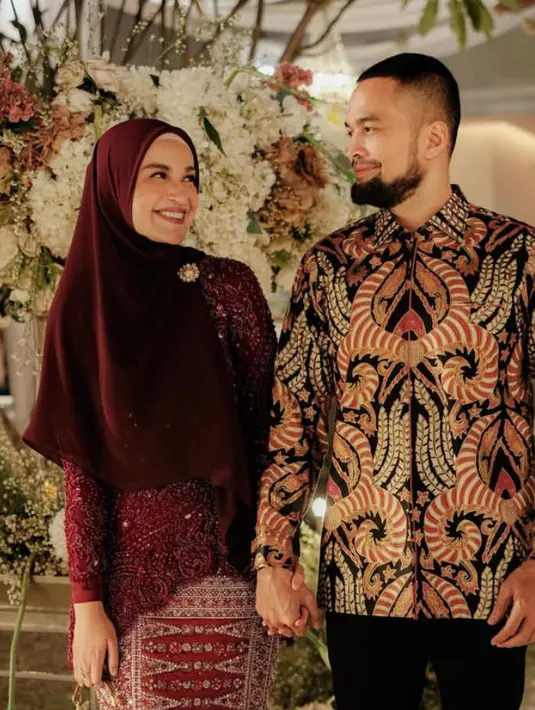 Shireen Sungkar mengenakan kebaya maroon berpayet model asimetris di bagian bawah dipadukan kerudung polos dan bawahan kain berpayet warna senada. [@shireensungkar]