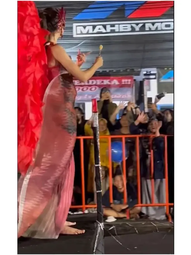 6 Momen Viral Yuki Kato Asyik Makan Telur Gulung di JFC 2023, Curi Perhatian