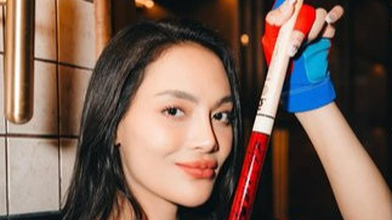 7 Potret Cantik Erika Carlina Main Biliar Lawan Efren Reyes, Pesonanya Gak Kaleng-Kaleng
