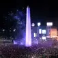 Suporter River Plate merayakan gelar juara Copa Libertadores di Obelisk, Buenos Aires, Argentina, Minggu (9/12). River Plate merebut gelar juara Copa Libertadores usai menaklukkan Boca Juniors dengan skor 3-1. (AP Photo/Gustavo Garello)