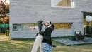 Seperti halnya kali ini ia mengunjungi sebuah villa yang pernah dipakai oleh grup idol terkenal asal Korea Selatan, BTS pada acara In The Soop. Villa Lake 192 merupakan salah satu properti yang berada di Chuncheon, Gangwon saat ini cukup terkenal di kalangan para Army. 
 (Liputan6.com/IG/@agthpricilla)