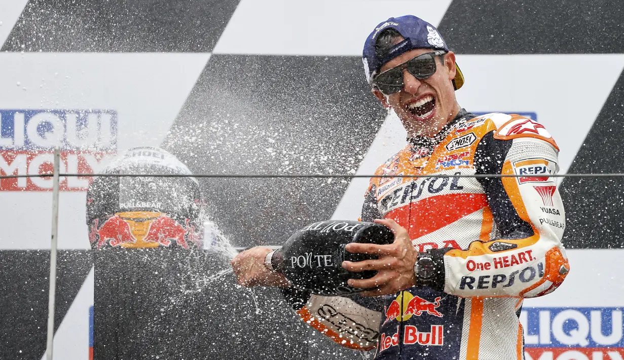 Pembalap Marc Marquez merayakan kemenangan pada balapan MotoGP di Sirkuit Sachsenring, Hohenstein-Ernstthal, Jerman, Minggu (20/6/2021). Marc Marquez mempertegas status sebagai raja Sachsenring usai memenangkan MotoGP Jerman 2021. (Jan Woitas/dpa via AP)
