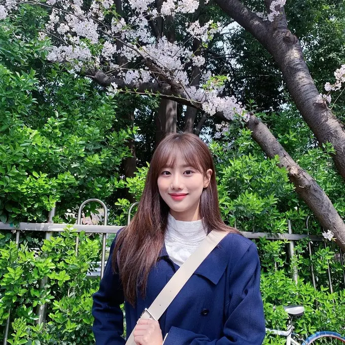 Gaya fashion  Naeun APRIL/dok. Instagram @ betterlee_0824