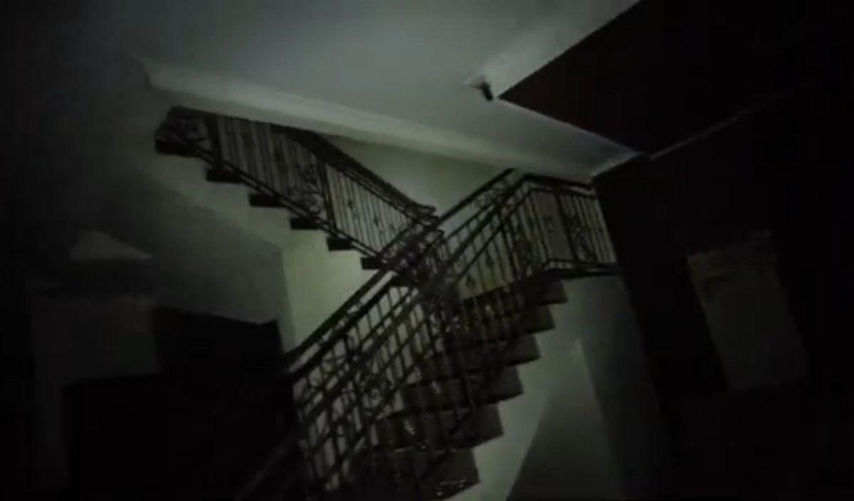 Bagian lantai dua dari rumah tersebut terlihat sangat menyeramkan, karena beberapa orang mengatakan bahwa di sana terdapat seorang wanita yang meninggal karena gantung diri. <br>