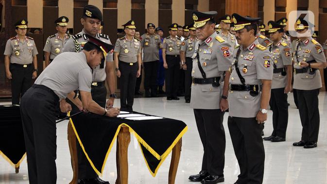 Kapolri Jenderal Pol Idham Azis menandatangani dokumen saat serah terima jabatan sejumlah perwira di Mabes Polri Jakarta, Senin (16/12/2019). Selain melantik Kabareskrim baru, Kapolri memimpin serah terima jabatan 13 perwira. (Liputan6.com/Johan Tallo)