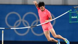 Atlet lompat galah Jepang, Hiroki Ogita saat bertanding di Olimpiade Rio 2016 pada 13 Agustus 2016. Ia gagal karena diduga penisnya menyenggol rintangan setinggi 5,3 meter tersebut sampai akhirnya jatuh. (AFP PHOTO / FRANCK FIFE)