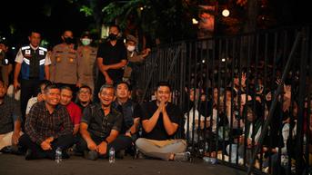 Bobby Nasution Nonton Konser Bersama Ribuan Warga Medan, Lesehan hingga Basah-basahan