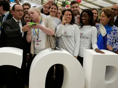 Presiden Perancis Francois Hollande (kedua kiri) berpose dengan para peserta Konferensi Perubahan Iklim Dunia 2015 ( COP21 ) di Le Bourget, Perancis, Selasa (1/12). (REUTERS/Philippe Wojazer)