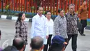 Presiden Jokowi didampingi Menko PMK Puan Maharani, Menlu Retno Marsudi, Seskab Pramono Anung dan Dirut Bulog Djarot Kusumayakti menghadiri pelepasan bantuan hibah beras untuk Sri Lanka di gudang Bulog, Jakarta, Selasa (14/2). (Liputan6.com/Angga Yuniar)
