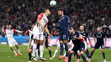 Pemain depan Jerman-Filipina #21, Gerrit Holtmann (tengah, kanan), dari Bochum berebut bola dengan gelandang AS #22 Timothy Chandler (tengah, kiri) dari Frankfurt selama pertandingan divisi pertama Bundesliga Jerman antara Eintracht Frankfurt dan VfL Bochum di Frankfurt pada tanggal 2 November 2024. (Kirill KUDRYAVTSEV/AFP)