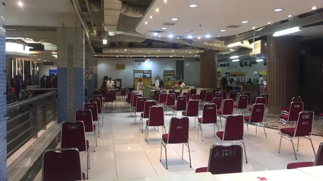 Kursi antrean yang disiapkan di lantai 8 Blok A Pasar Tanah Abang. (Liputan6.com/Muhammad Radityo Priyasmoro)