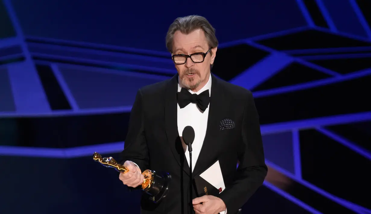 Gary Oldman memberi sambutan dalam Oscar 2018 di Dolby Theater, Los Angeles, Amerika Serikat, Minggu (4/3). Gary menerima penghargaan dalam kategori aktor utama pria terbaik. (Chris Pizzello/Invision/AP)