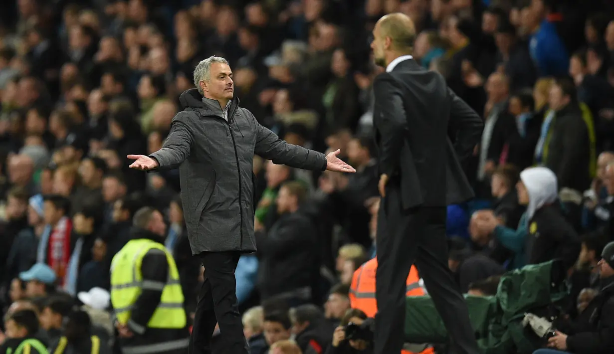 Pelatih Manchester United, Jose Mourinho berinteraksi dengan hakim garis di samping Josep Guardiola selama pertandingan lanjutan Liga Inggris di stadion Etihad, Inggris, (27/4). City bermain imbang 0-0 dengan MU. (AFP Photo/Oli Scarff) 