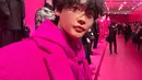 Salah satunya saat hadir di acara Valentino Pink. Dengan rambut curly nya, Lee Jong Suk tampil serba pink [instagram/jongsuk0206]