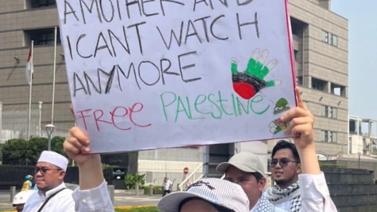 Tantri Namirah juga menjadi salah satu artis paling vokal membela Palestina. Tak hanya di sosial media, Tantri juga ikut aksi turun ke Monas untuk menyuara pembelaan terhadap Palestina.