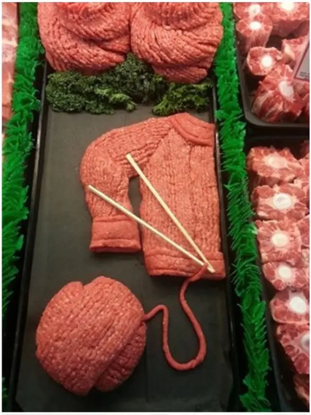 6 Patung di Toko Ini Dibuat dari Daging Cincang Asli, Bikin Pengen Beli