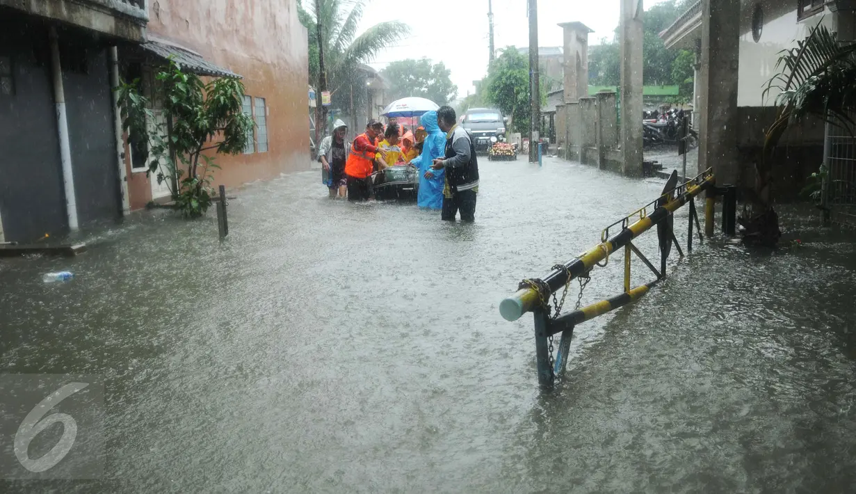 Petugas BPBD Kota Bekasi mengevakuasi warga perumahan Pondok Hijau Permai, Bekasi, Senin (20/2). Curah hujan dengan intensitas tinggi membuat beberapa perumahan di wilayah Bekasi terendam banjir pada Minggu (19/2). (Liputan6.com/Gempur M. Surya)