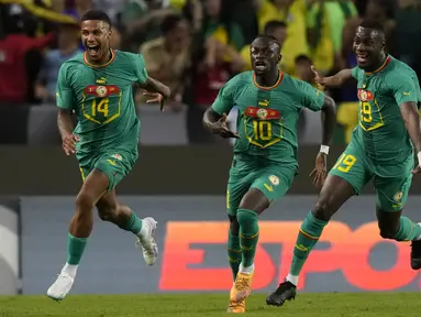 Penyerang Senegal, Sadio Mane (tengah) berselebrasi setelah mencetak gol ke gawang Brasil pada FIFA Matchday 2023 di Stadion Alvalade di Lisbon, Portugal, Rabu, 21 Juni 2023. (AP Photo/Armando Franca)