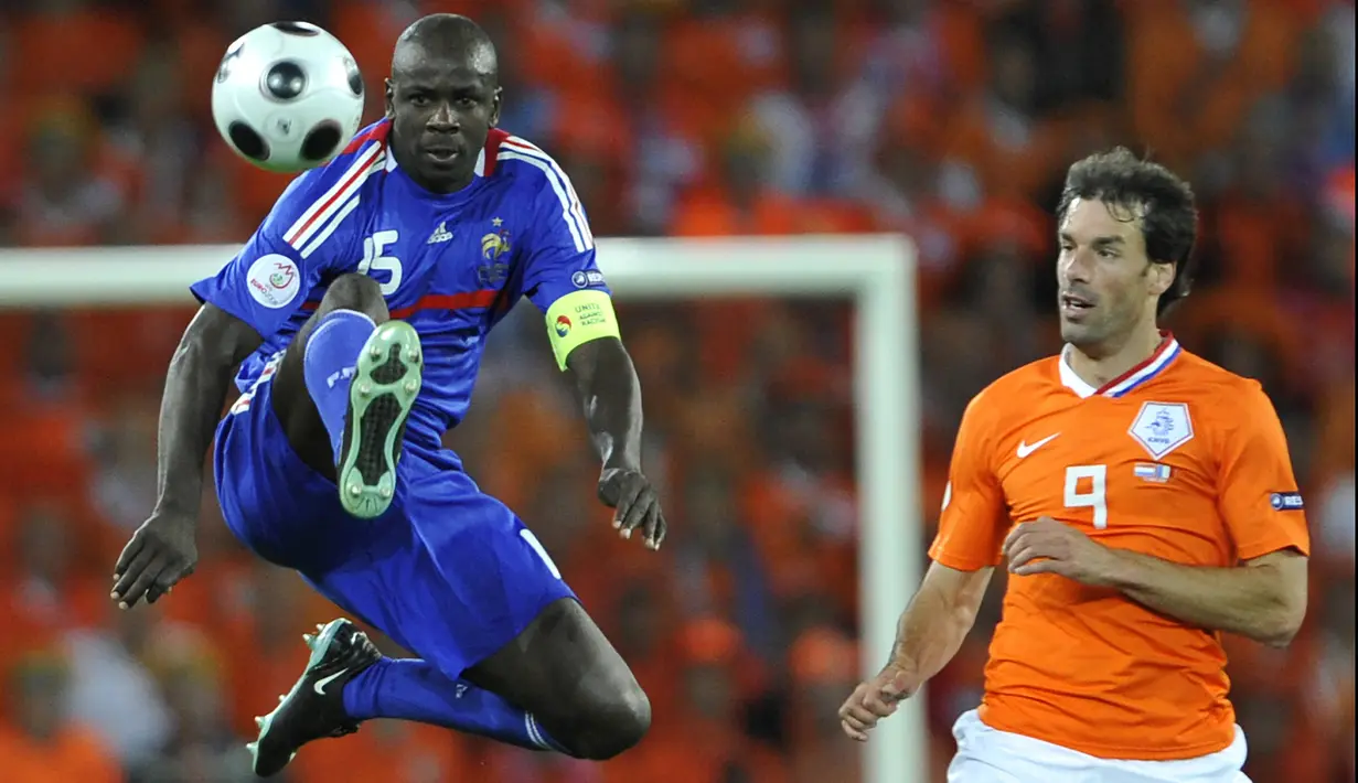 Lilian Thuram. Ia menjalani partai terakhirnya bersama Timnas Prancis saat berusia 36 tahun, 5 bulan dan 12 hari dalam pagelaran Euro 2008, tepatnya pada 13 Juni 2008 kontra Belanda di fase grup. Ia menjadi bagian skuat Prancis saat juara Euro 2000. Total mengoleksi 142 caps. (AFP/Franck Fife)