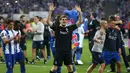 Kiper Porto, Iker Casillas menyapa para suporter saat merayakan juara Liga Portugal di stadion Dragao (6/5). Bagi Casillas, ini adalah gelar pertamanya sejak meninggalkan Real Madrid pada 2016 untuk menjajal Liga Portugal. (AP Photo/Luis Viera)