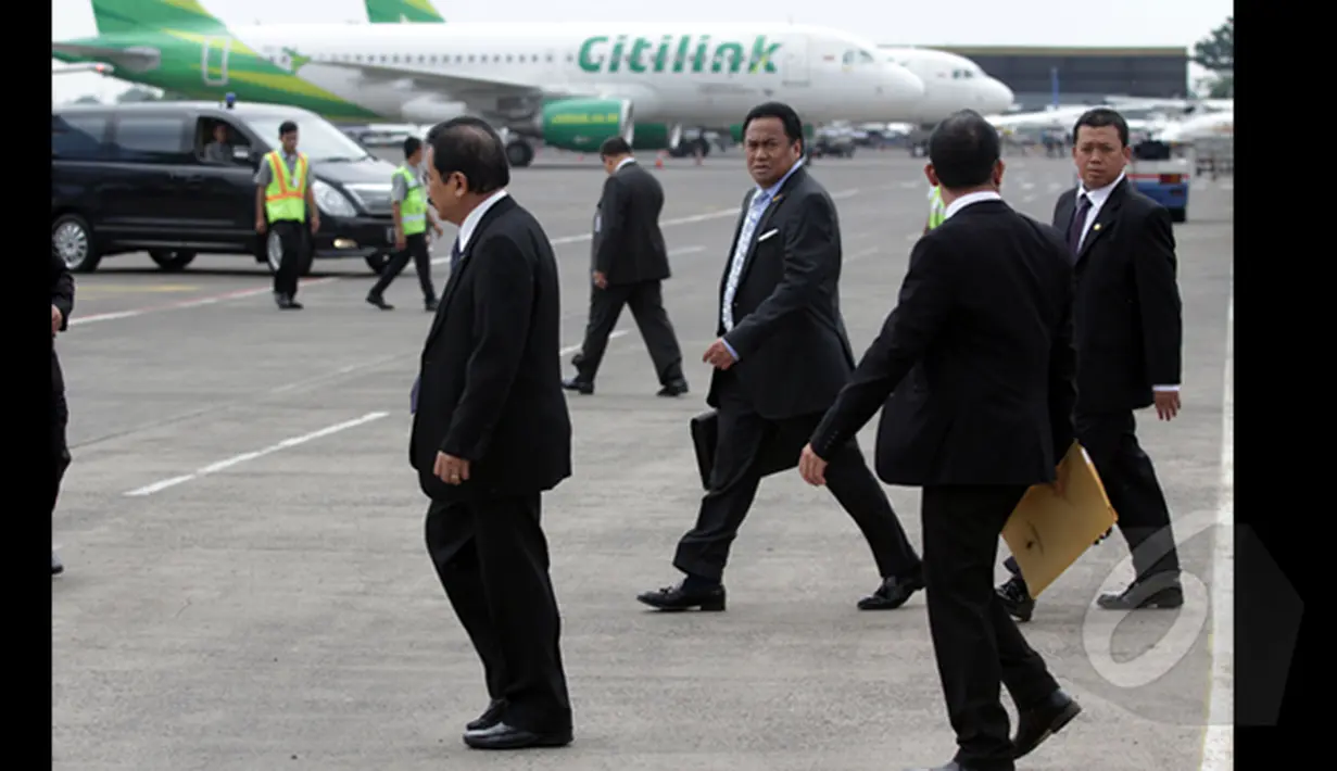 Menteri Perdagangan (Mendag), Rachmat Gobel berjalan bersama para menteri lainnya di Bandara Internasional Halim Perdanakusumah, Jakarta, Kamis (5/2/2015). Presiden Joko Widodo melakukan kunjungan kenegaraan ke ASEAN. (Liputan6.com/Faizal Fanani)