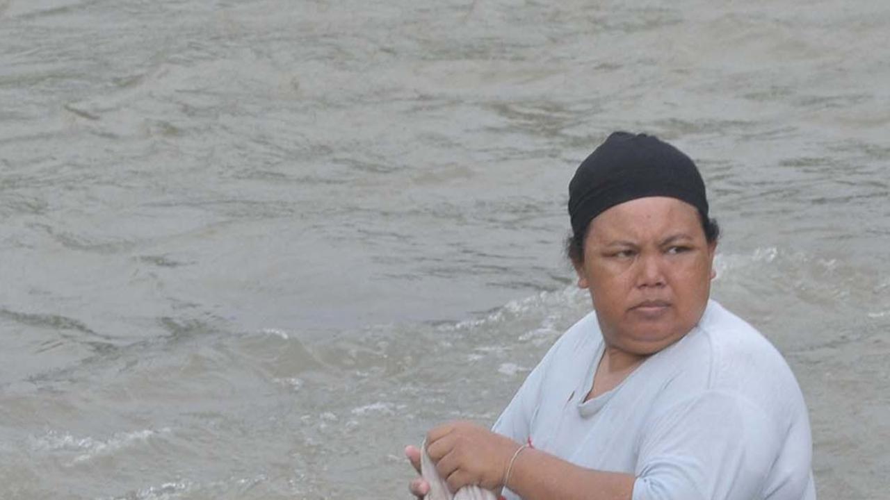 Warga pun terpaksa memanfaatkan aliran kali untuk memenuhi kebutuhan hidup mereka.&nbsp;Foto: Merdeka.com/Imam Buhori