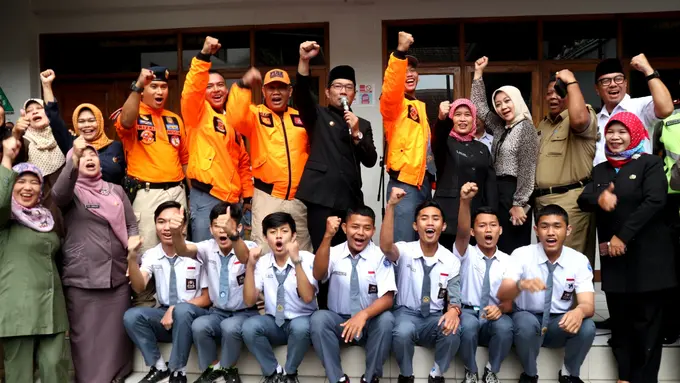 Ridwan Kamil Hadiahi 10 Pelajar Pengejar Teroris Bom Bandung