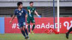 Kiper Timnas Thailand U-19, Chommaphat Boonloet memberikan isyarat untuk menunda pertandingan saat balon berbentuk jerapah memasuki lapangan pada laga perebutan juara ketiga Piala AFF U-19 2022 antara Timnas Vietnam U-19 melawan Timnas Thailand U-19 yang berlangsung di Stadion Patriot Candrabhaga, Bekasi (15/07/2022). (Bola.com/Bagaskara Lazuardi)