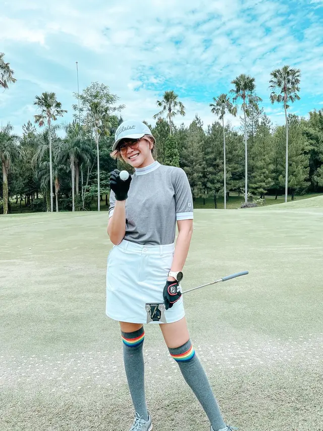 7 Gaya Dita Fakrana Jalani Hobi Main Golf Ini Tampil Curi Perhatian