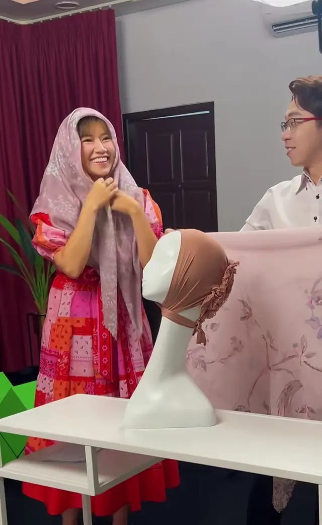 7 Potret Reni Effendi istri dr Richard Lee pakai hijab saat promosi bisnis produk hijab milik suami