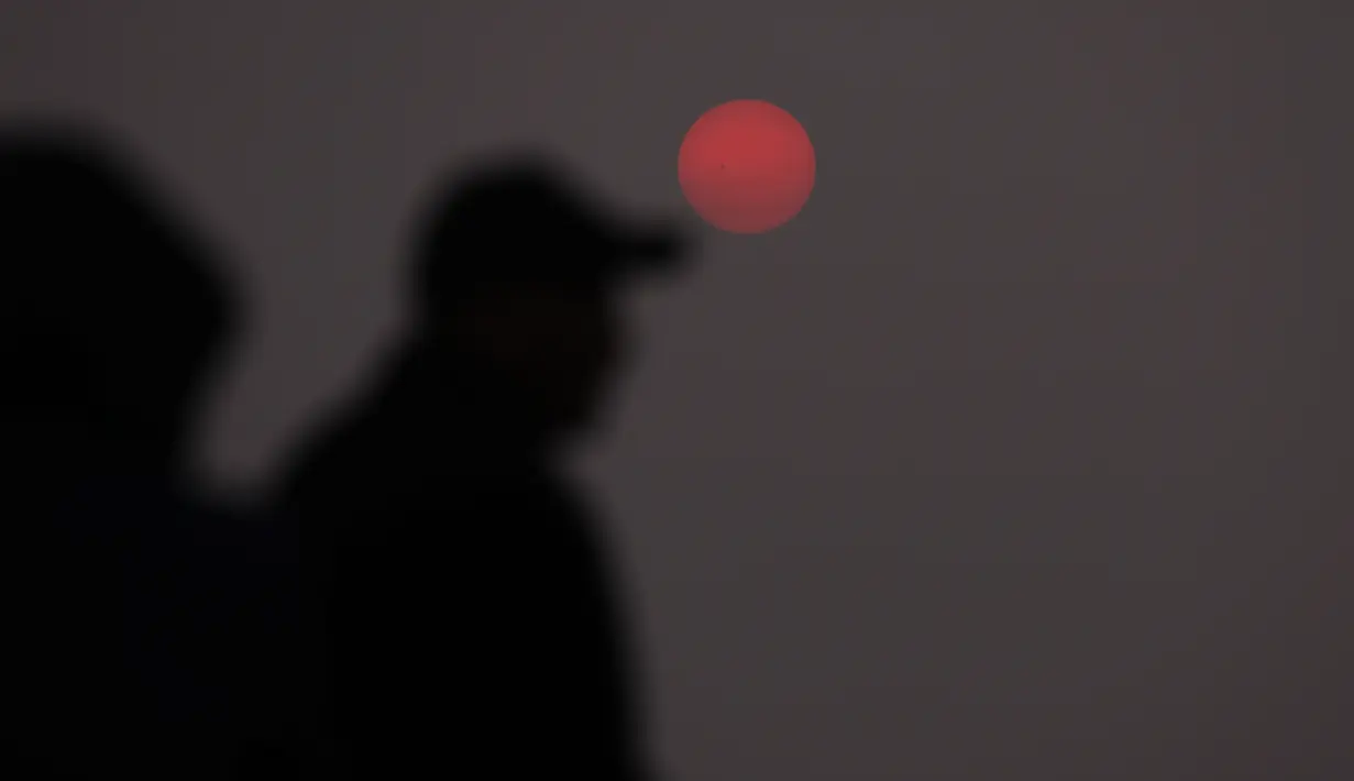 Kabut asap telah menghasilkan matahari terbit berwarna merah darah pada Senin saat ratusan kebakaran hutan terus terjadi di provinsi Alberta, British Columbia, dan Saskatchewan. (Spencer Platt/Getty Images/AFP)