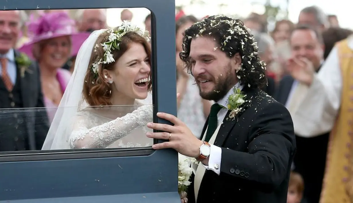 Bintang Game of Thrones, Rose Leslie dan Kit Harington menikah di Rayne Church, Skotlandia pada Sabtu waktu setempat. (Getty Images-Cosmopolitan)