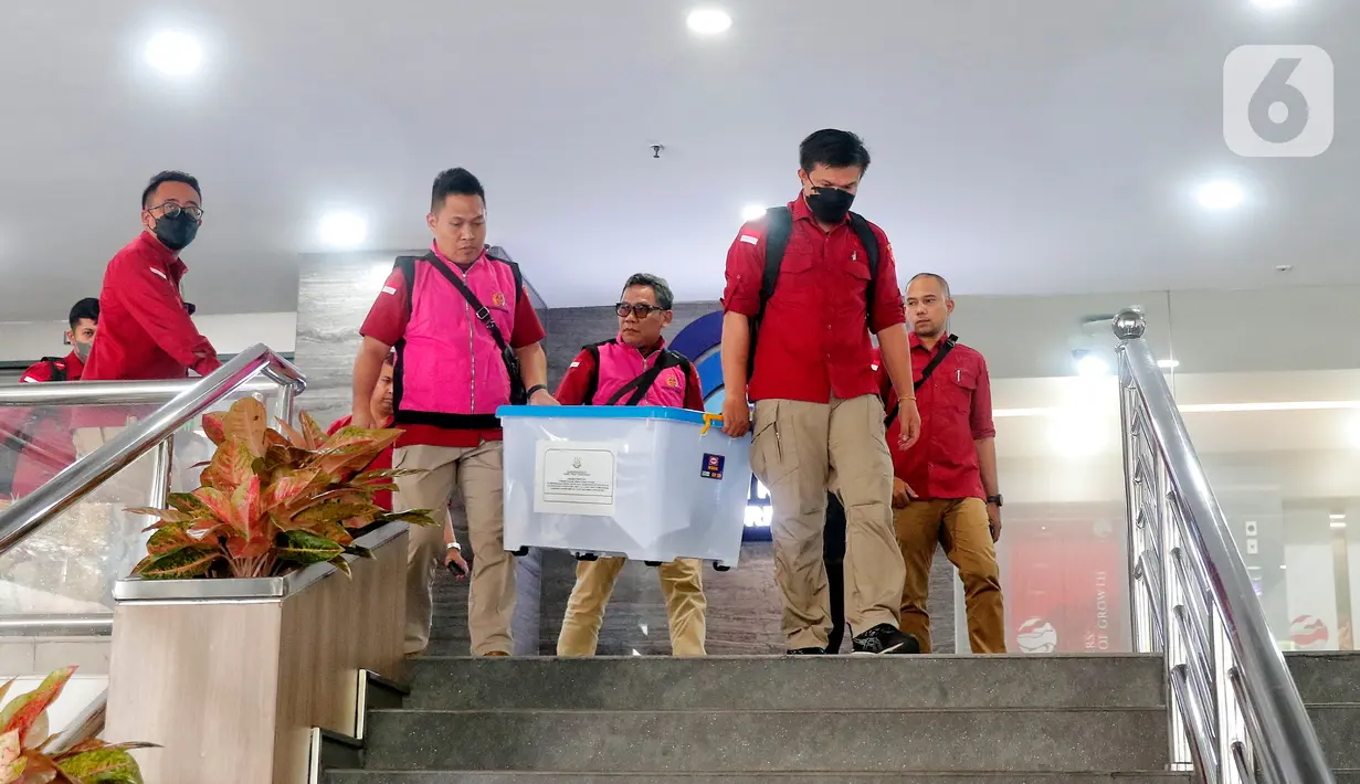 Tim penyidik mulai menggeledah sekitar pukul 13.30 WIB dan terlihat keluar kantor Kominfo pukul 15.05 WIB. (Liputan6.com/Angga Yuniar)