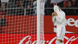 Pemain Real Madrid, Federico Valverde, menutup wajahnya dengan jersey setelah ditaklukkan Girona pada laga Liga Spanyol di Stadion Montilivi, Rabu (26/04/2023). (AP Photo/Joan Monfort)
