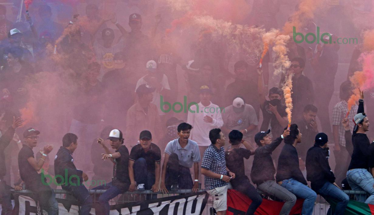 Aksi para suporter di laga Bali United vs PSS Sleman pada turnamen sepak bola Bali Island 2016 di Stadion Gelora Samudra, Kuta Bali, Selasa (23/2/2016).  (Bola.com/Peksi Cahyo)