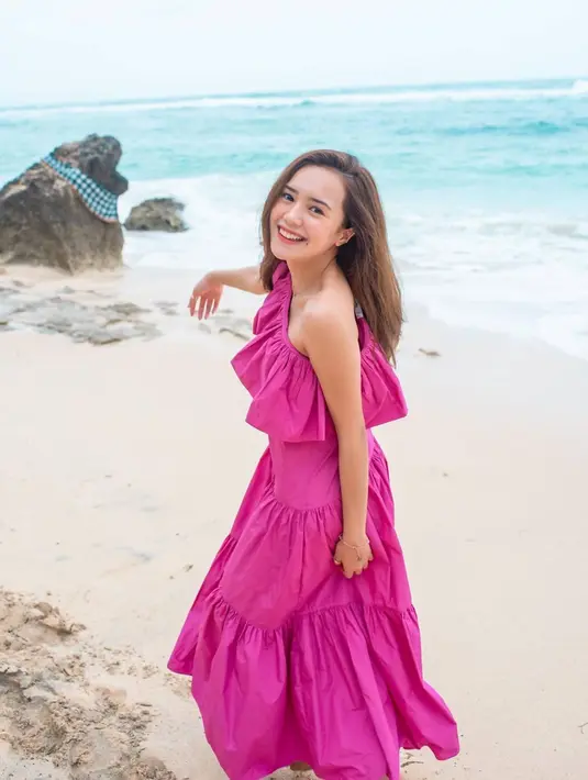 Dalam Instagramnya, selain unggah penampilannya di web series terbarunya. Ia pun beberapa kali unggah potretnya saat liburan di pantai. Terlihat ia pun sudah rindu liburan dan aktivitasnya saat menikmati waktu santai di pantai. (Liputan6.com/IG/@bebytsabina)