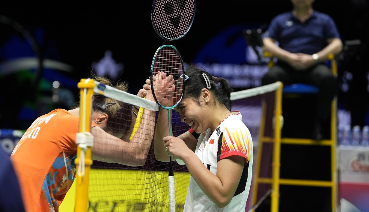 Tunggal putri Indonesia, Gregoria Mariska Tunjung (kanan) bersalaman dengan wakil Thailand, Ratchanok Intanon setelah berakhirnya partai pertama Perempatfinal Piala Uber 2024 antara Indonesia menghadapi Thailand di Hi-Tech Zone Sports Centre Gymnasium, Chengdu, China, Jumat (3/5/2024). Gregoria Mariska Tunjung menang dua gim langsung (22-20, 21-18) untuk membawa Indonesia unggul 1-0. (AP Photo/Ng Han Guan)