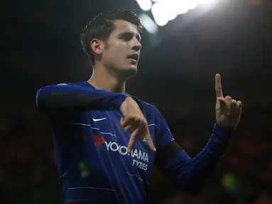 Striker Chelsea, Alvaro Morata berselebrasi usai mencetak gol ke gawang Crystal Palace saat pertandingan Liga Inggris di Stamford Bridge, London (4/11). Morata mencetak dua gol di laga ini dan mengantar Chelsea menang 3-1. (AP Photo/Frank Augstein)