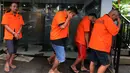 Tersangka kasus narkoba dalam kemasan abon lele dan teri Medan digiring di Polda Metro Jaya, Jakarta, Jumat (18/1). Polisi menangkap 11 tersangka dari lokasi berbeda. (Merdeka.com/Imam Buhori)