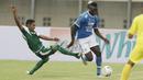 Aksi Ezechiel N'Douassel pada laga lanjutan Piala Presiden 2019 yang berlangsung di Stadion Jalak Harupat, Kab Bandung, Kamis (7/3). Persib Bandung kalah 2-3 kontra Persebaya Surabaya. (Bola.com/M.Iqbal Ichsan)