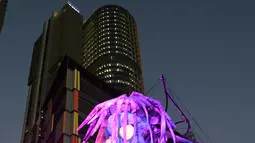 Penampakan makhluk misterius setinggi enam meter berhias cahaya saat pratinjau Festival Vivid Sydney di Barangaroo, Sydney, Australia, Rabu (23/5). Vivid adalah acara budaya luar ruangan yang menampilkan instalasi cahaya. (Saeed KHAN/AFP)