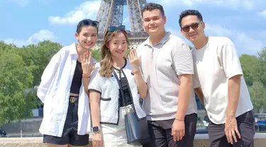 Kevin Menzel, kakak dari Sarah Menzel akhirnya melamar sang kekasih saat mereka sedang liburan di Paris. Momen lamaran tersebut juga disaksikan oleh Sarah dan Azriel Hermansyah. Sama-sama dilamar, Sarah dan Chintya Angelina pun pamer cincin bareng yang tersemat di jari manis masing-masing. (Liputan6.com/IG/@kvin_menzel)